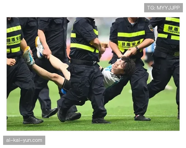 现场：球迷冲入场内导致比赛中断一分钟，已被保安带离