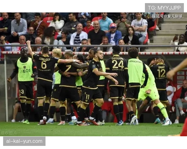 花絮:斯特拉斯堡小球迷冲入场内拥抱偶像,安保人员温和带离 花絮:斯特拉斯堡小球迷冲入场内拥抱偶像,安保人员温和带离